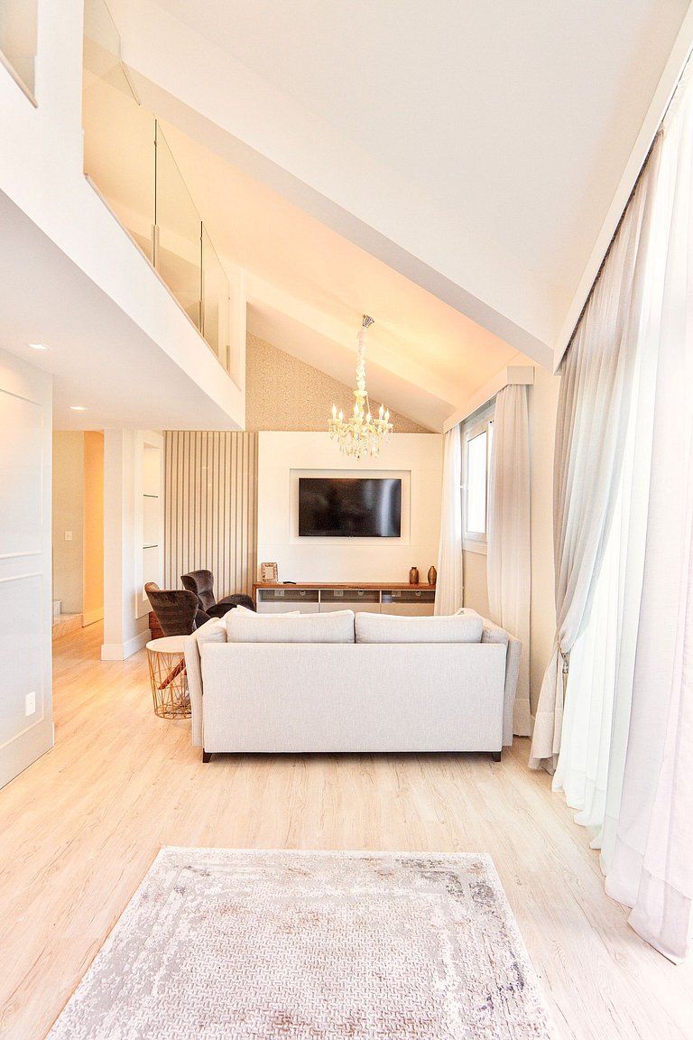 Alto Padrão com 3 suítes a 150m Rua Coberta