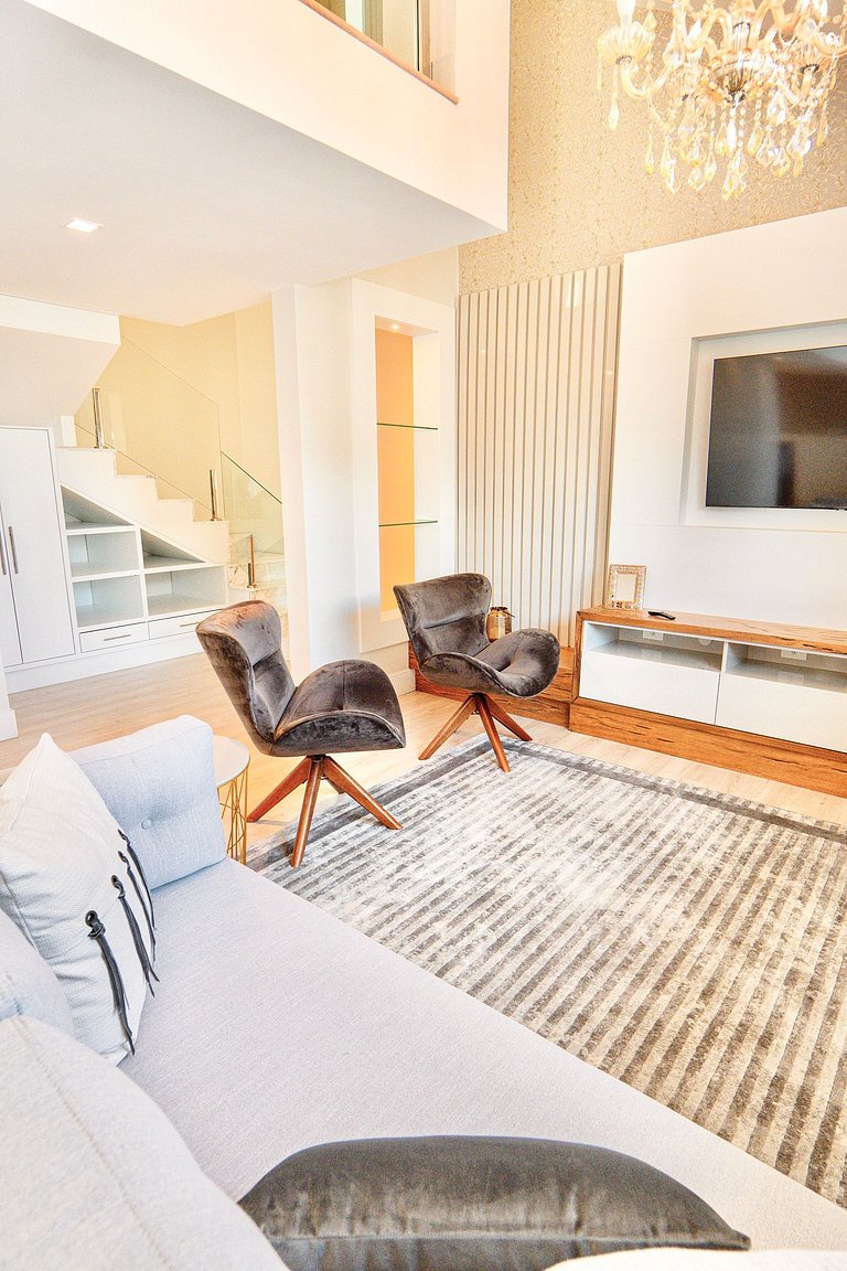 Alto Padrão com 3 suítes a 150m Rua Coberta