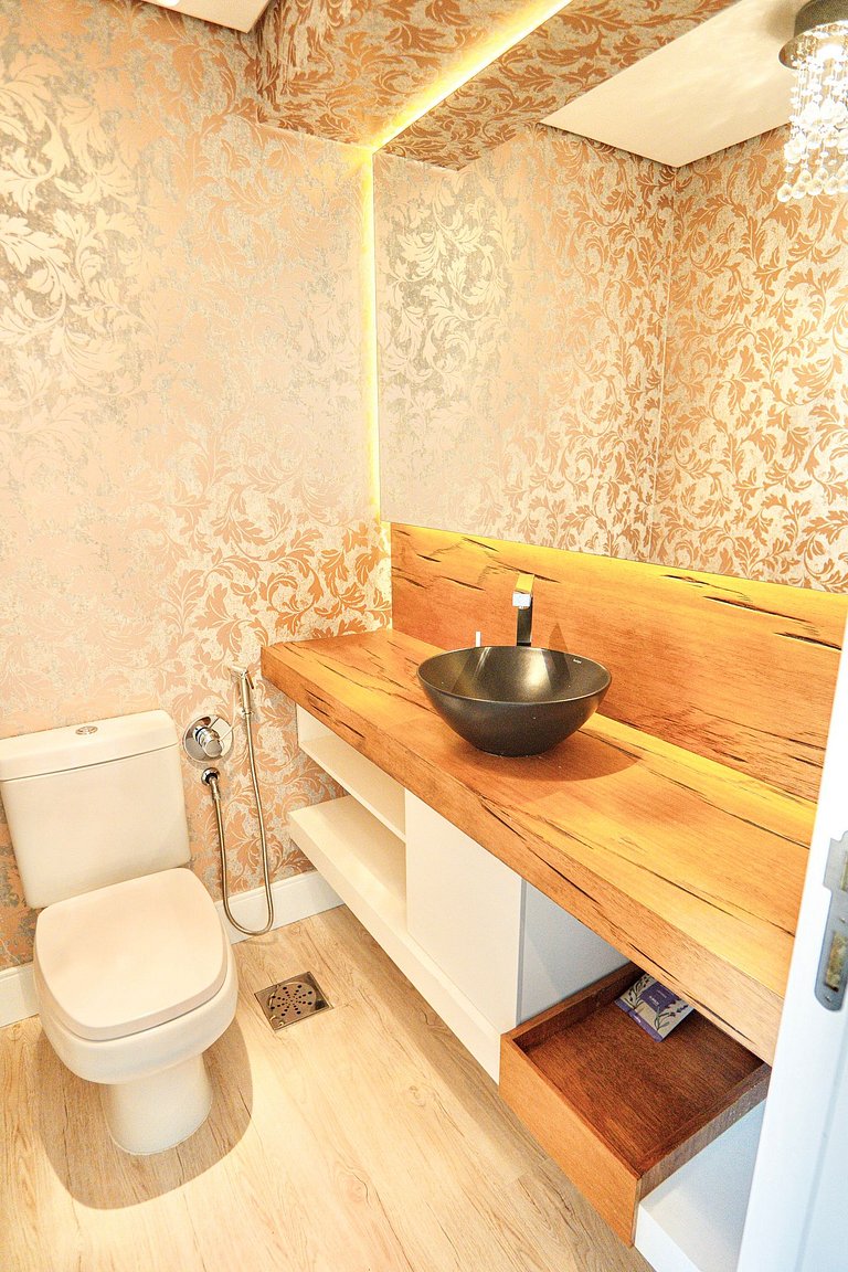 3 suítes com Hidromassagem a 150m Rua Coberta