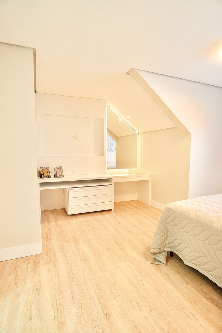 Alto Padrão com 3 suítes a 150m Rua Coberta