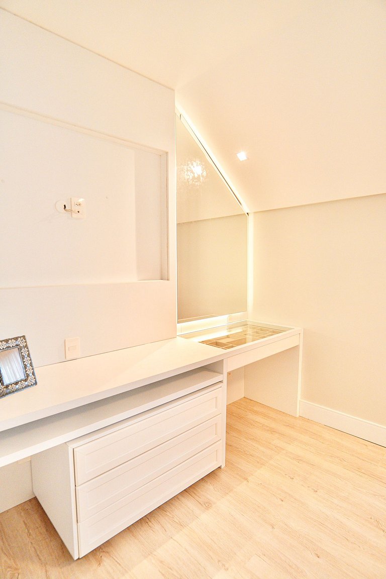 Alto Padrão com 3 suítes a 150m Rua Coberta