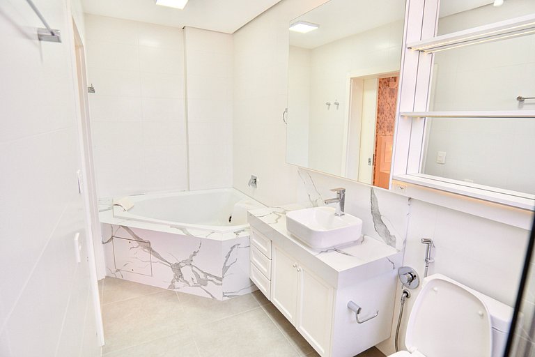 Alto Padrão com 3 suítes a 150m Rua Coberta