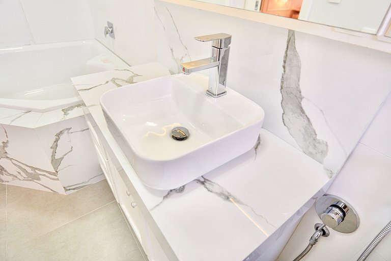 3 suítes com Hidromassagem a 150m Rua Coberta