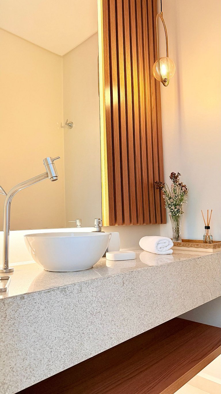 Charmoso e Completo c/ Lareira Próx a Rua Coberta