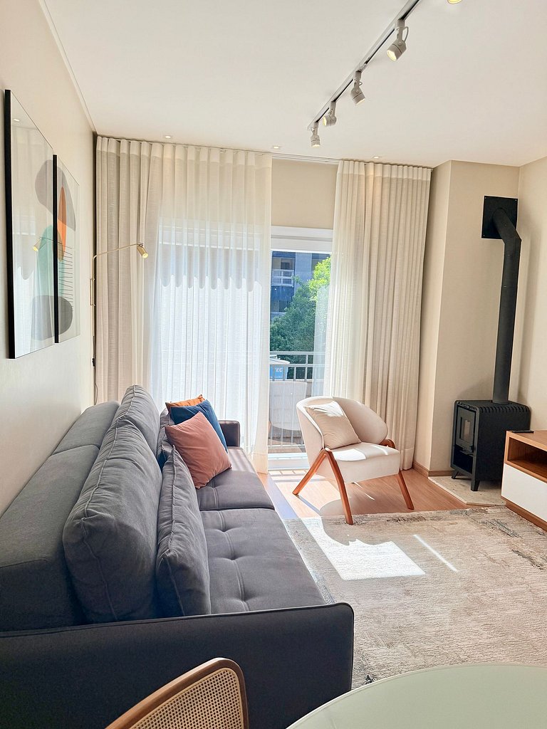 Charmoso e Completo c/ Lareira Próx a Rua Coberta