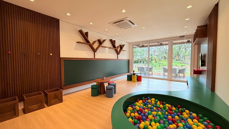 Natureza & Piscina | Apê Novo em Condomínio Clube