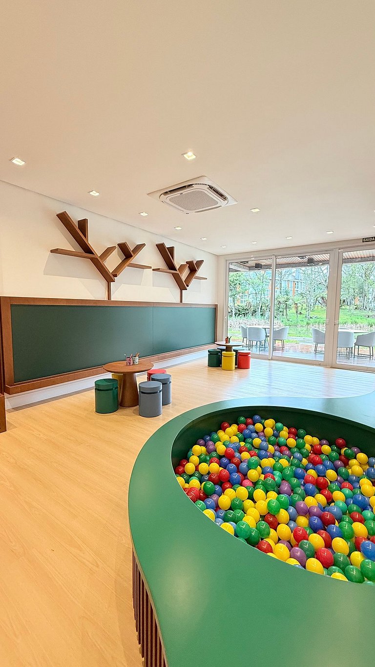 Natureza & Piscina | Apê Novo em Condomínio Clube